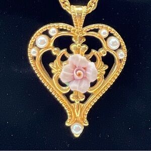 Avon Heart Flower and Faux Pearls Necklace Vintage Gold Tone
